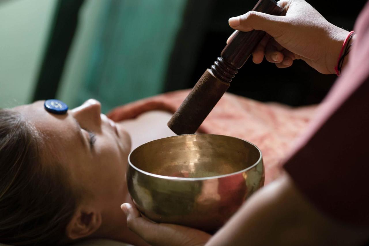Hotel Adiwana Suweta Ubud Esterno foto A singing bowl being played