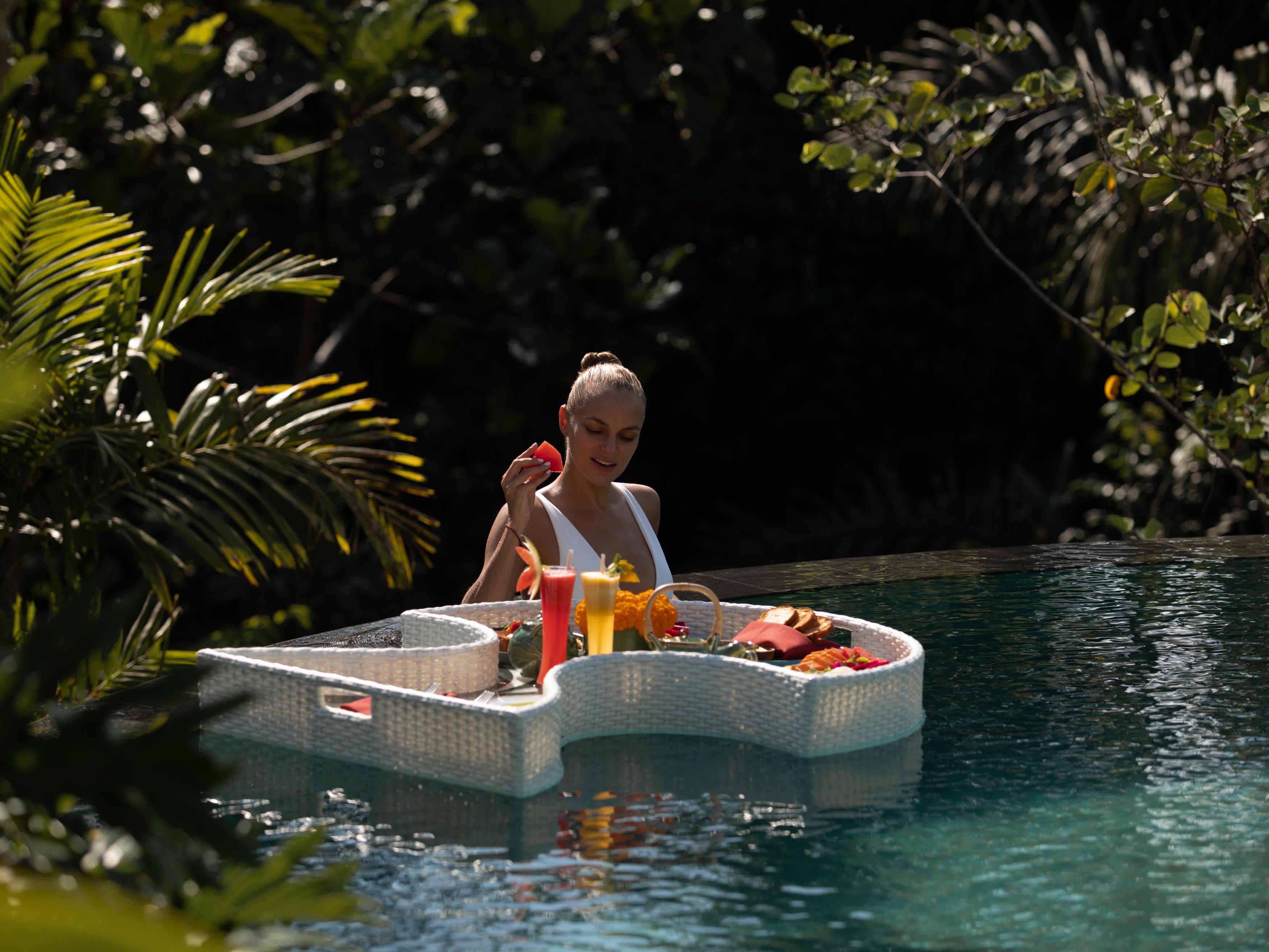 Hotel Adiwana Suweta Ubud Esterno foto Floating breakfast at Alila Villas Uluwatu