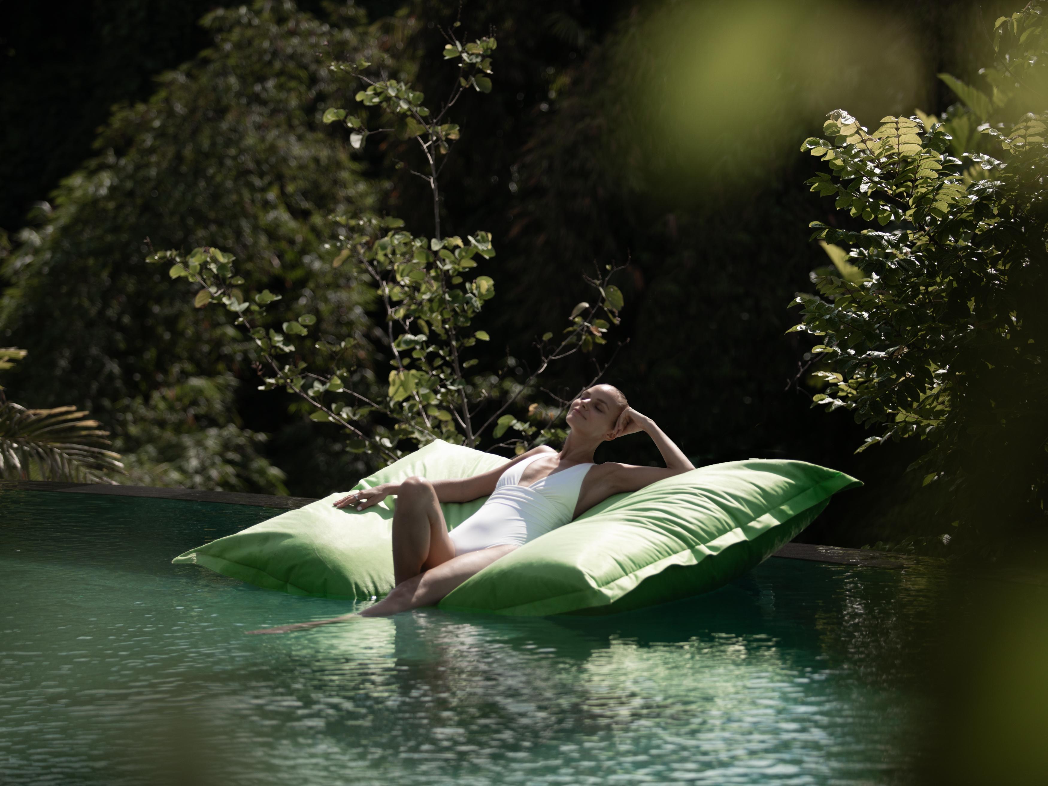 Hotel Adiwana Suweta Ubud Esterno foto A woman relaxing on a floating bag