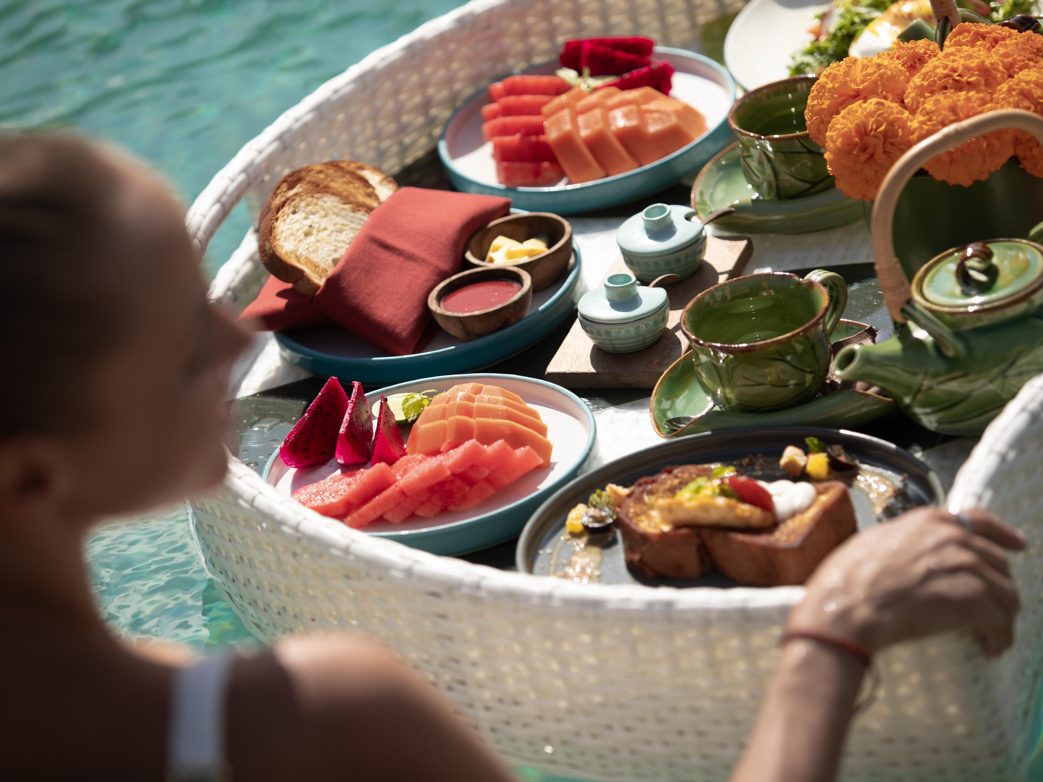 Hotel Adiwana Suweta Ubud Esterno foto A floating breakfast at Alila Villas Uluwatu