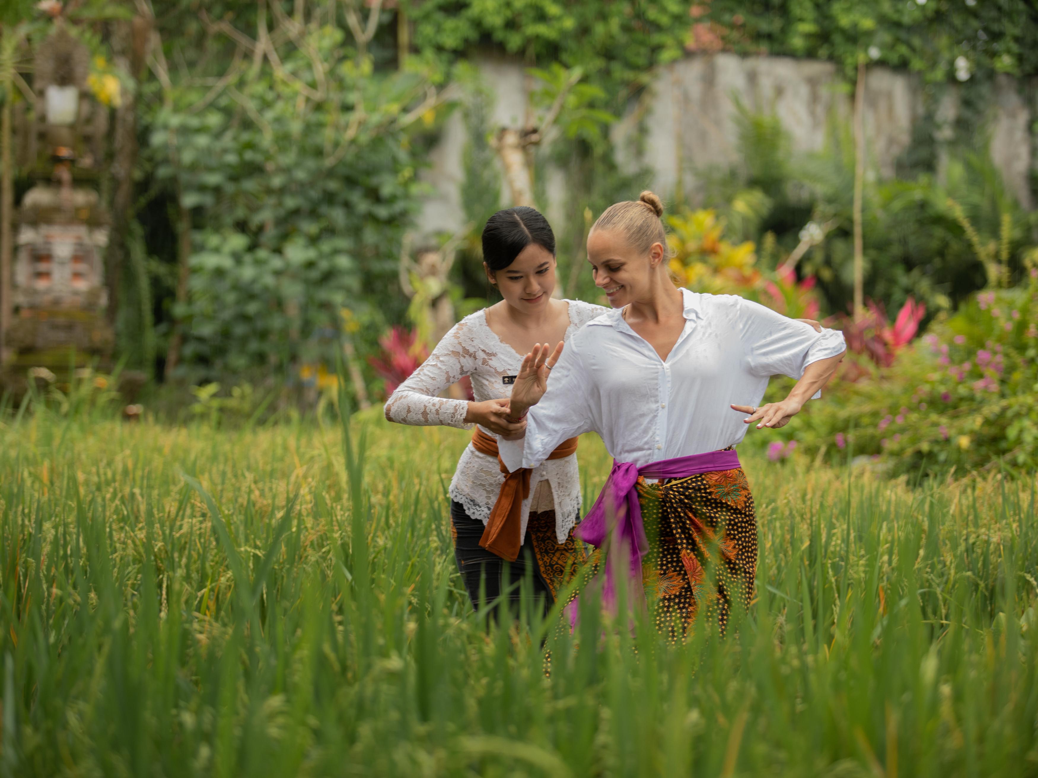 Hotel Adiwana Suweta Ubud Esterno foto A couple dancing Kebyar duduk
