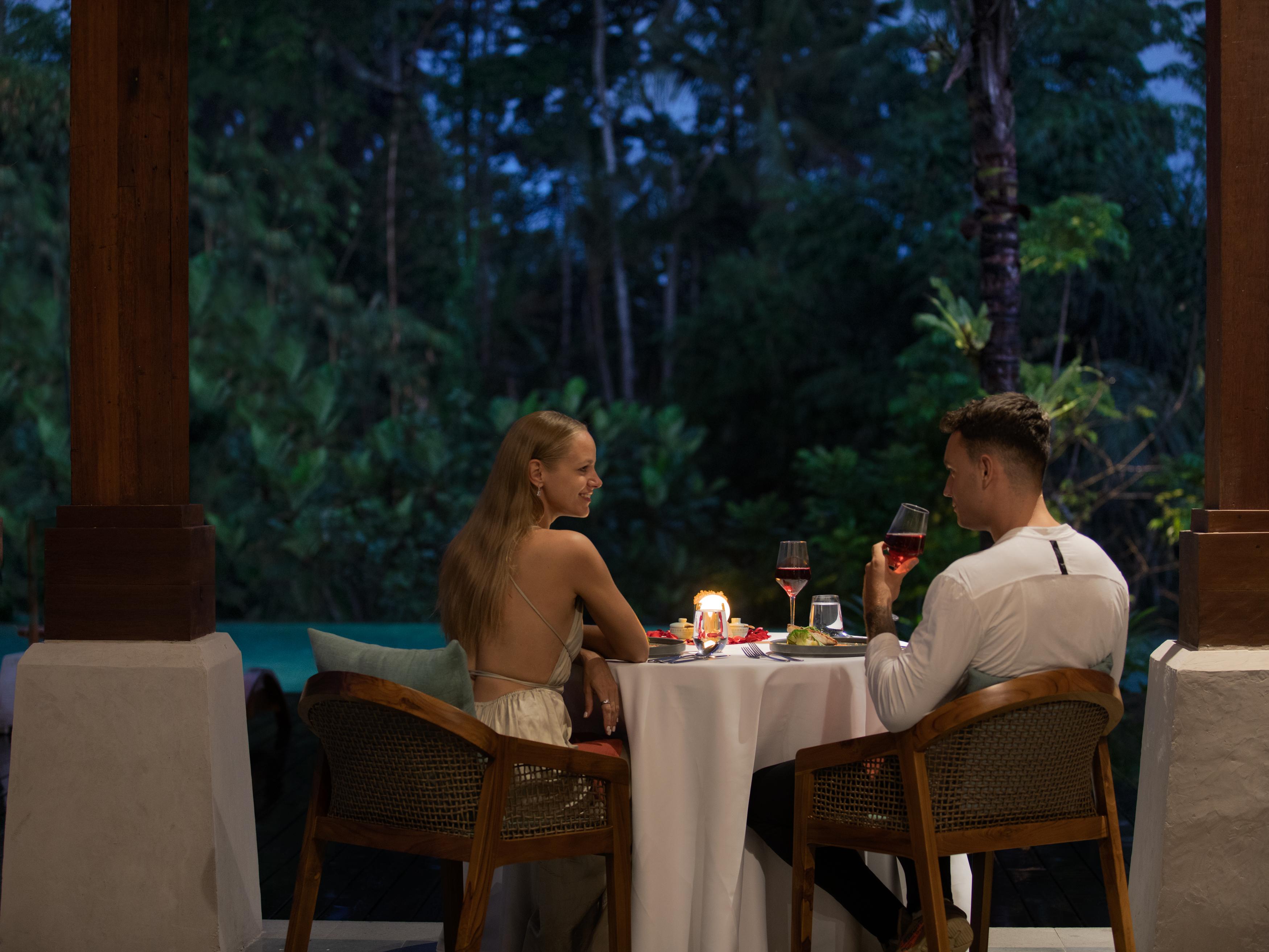Hotel Adiwana Suweta Ubud Esterno foto A couple dining at a resort in Bali, Indonesia