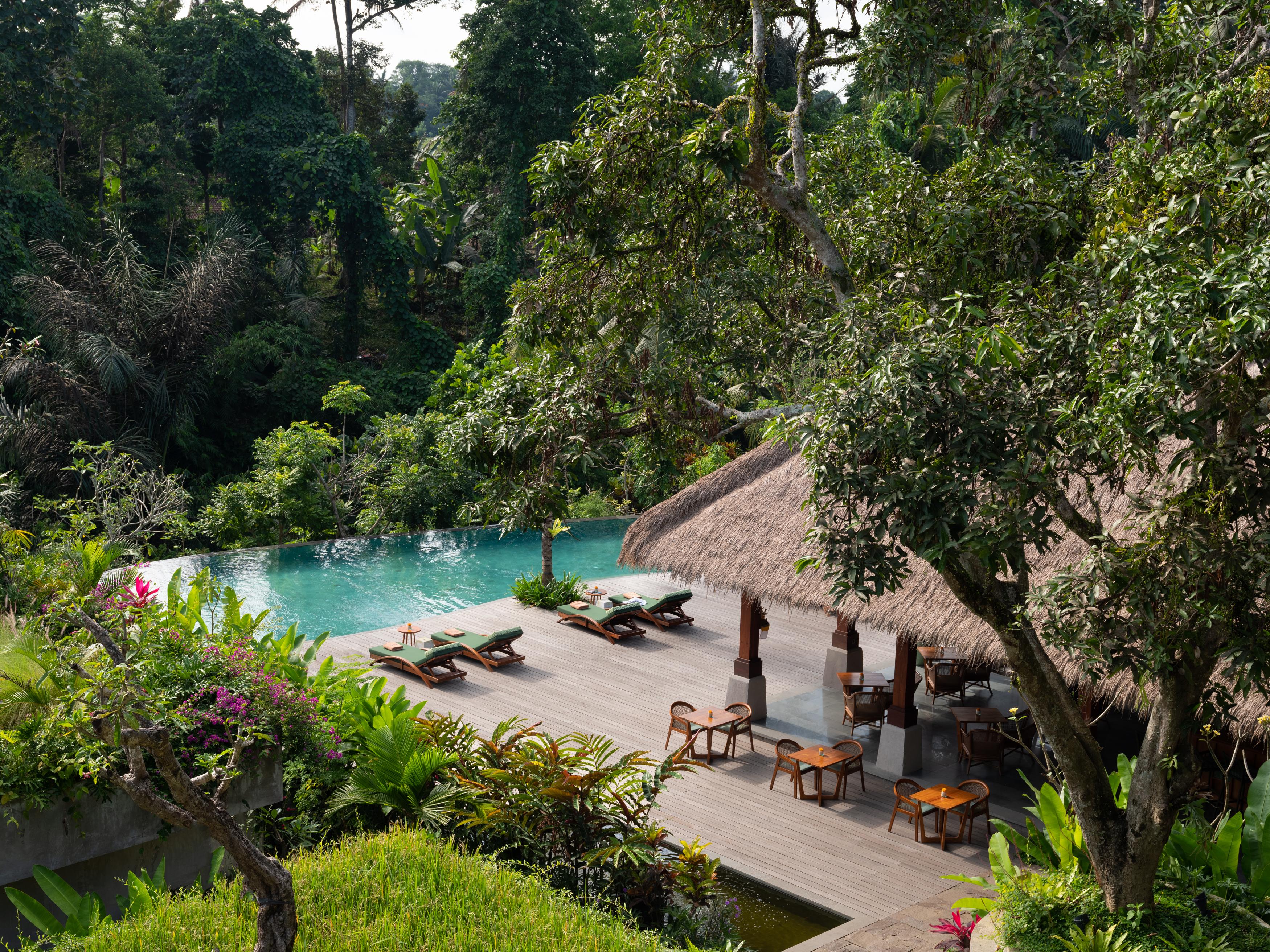 Hotel Adiwana Suweta Ubud Esterno foto The swimming pool at the resort