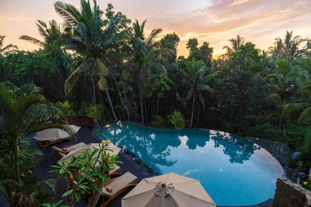 Hotel Adiwana Suweta Ubud Esterno foto The swimming pool at the hotel