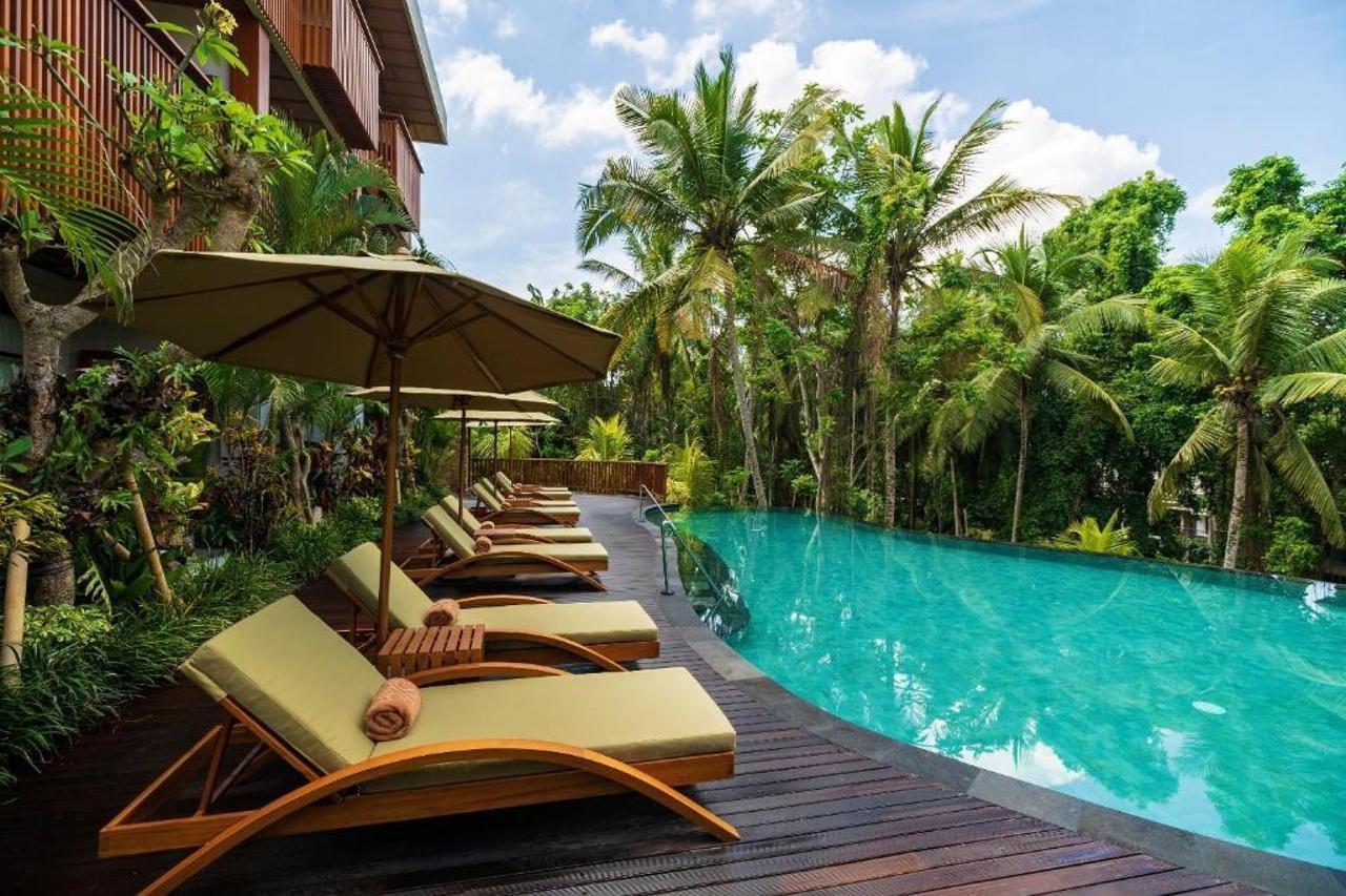 Hotel Adiwana Suweta Ubud Esterno foto The swimming pool at the hotel
