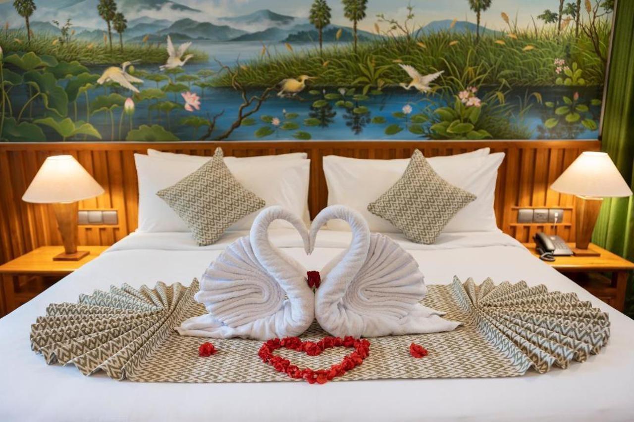 Hotel Adiwana Suweta Ubud Esterno foto A bed with a towel swan