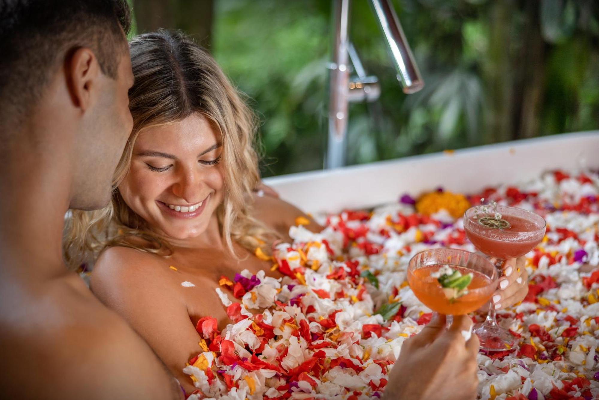 Hotel Adiwana Suweta Ubud Esterno foto A couple in a flower bath