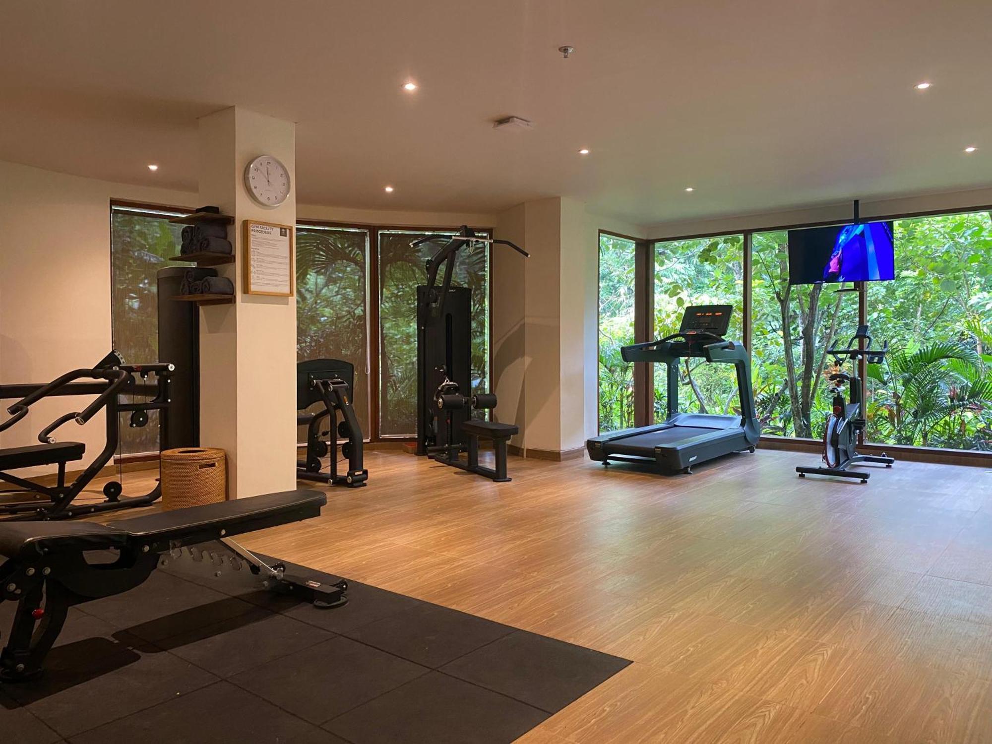 Hotel Adiwana Suweta Ubud Esterno foto The gym at the hotel
