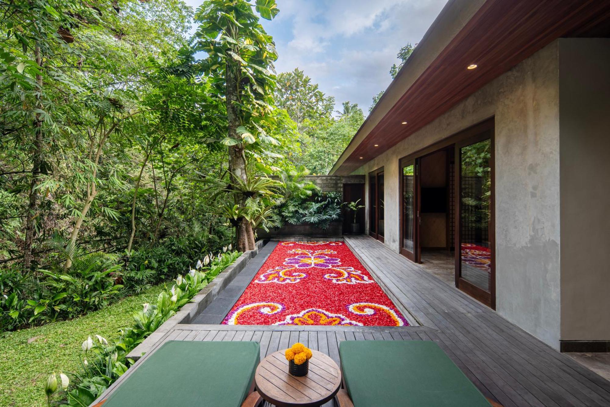 Hotel Adiwana Suweta Ubud Esterno foto The private pool of a villa at the resort